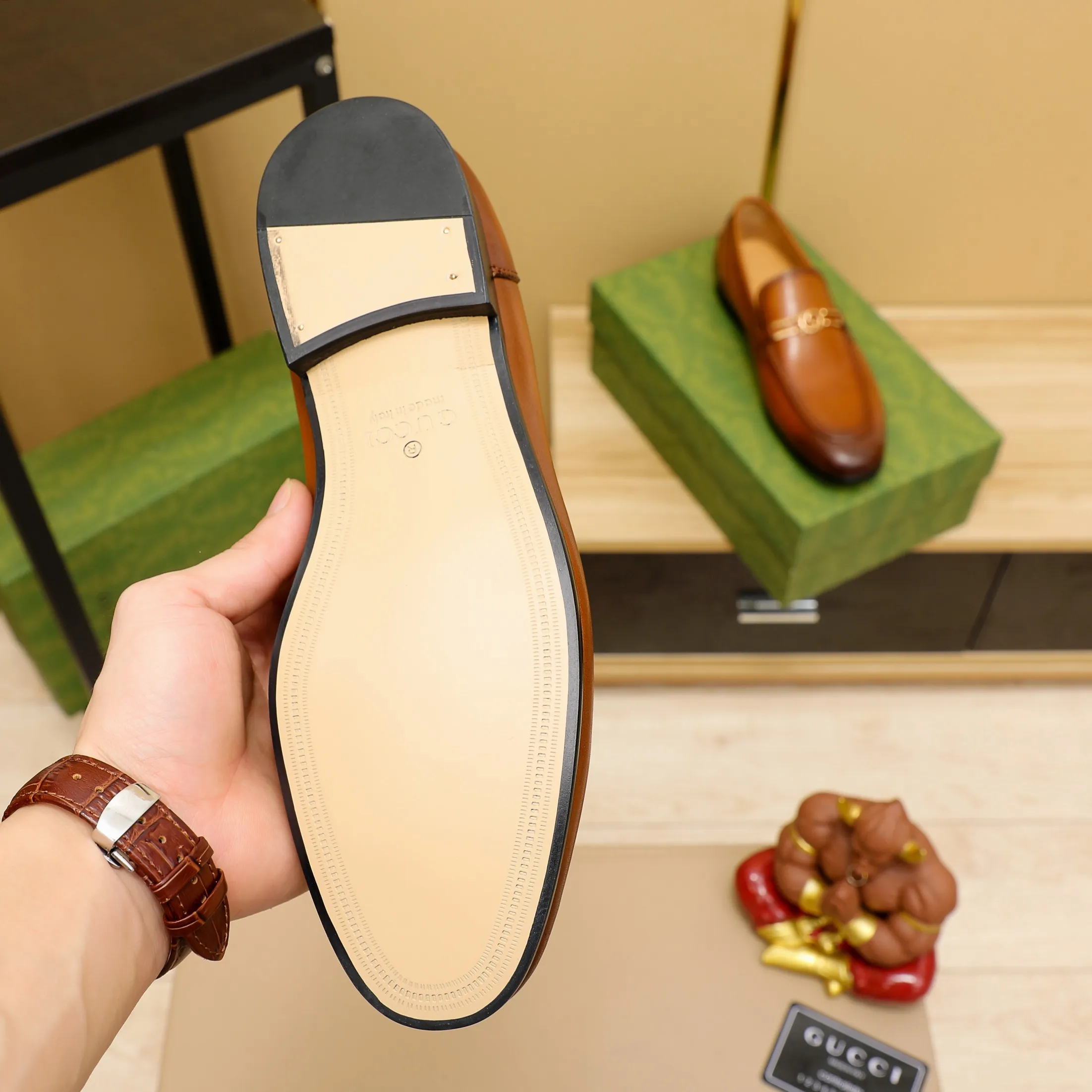 p480 GUCCI 2021 men’s latest casual leather shoes👞! Available at counters simultaneously! A one-to-one replica of the original. All imported top layer calfskin. The interior is made of top-grade cowhide, and the original factory-supplied rubber outsole is used. Leading new fashion concepts. Black, brown, matching sizes: 38-45